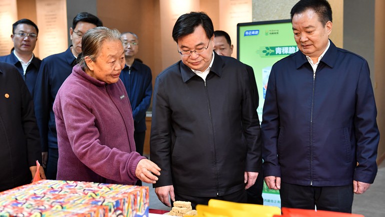 西藏·甘肅工作座談會在拉薩舉行，兩省區(qū)領(lǐng)導(dǎo)蒞臨奇正青稞考察