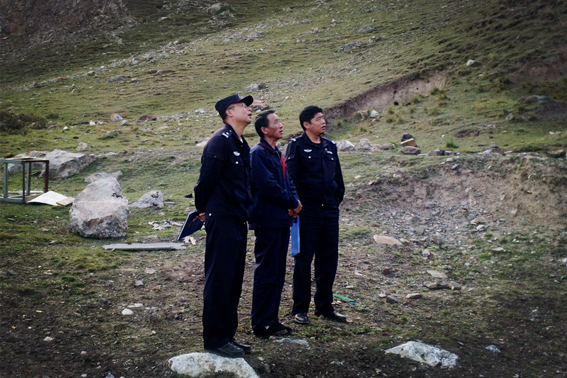 興?？h公安局治安大隊到銅鑫公司例行安全專(zhuān)項檢查